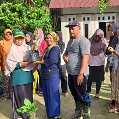 Dua Kelompok Tani Desa Tri Tunggal Terima Bantuan Bibit Cabai