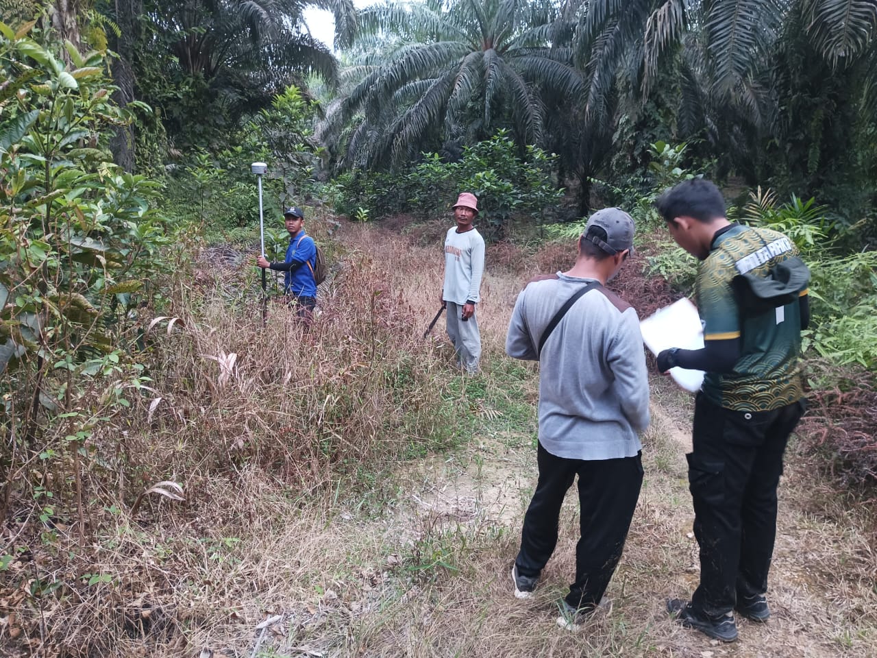 Petugas BPN Lamandau Ukur Tanah Program PTSL