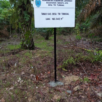 Pemerintah Desa Tri Tunggal melakukan pemasangan Plang pada Tanah Kas Desa